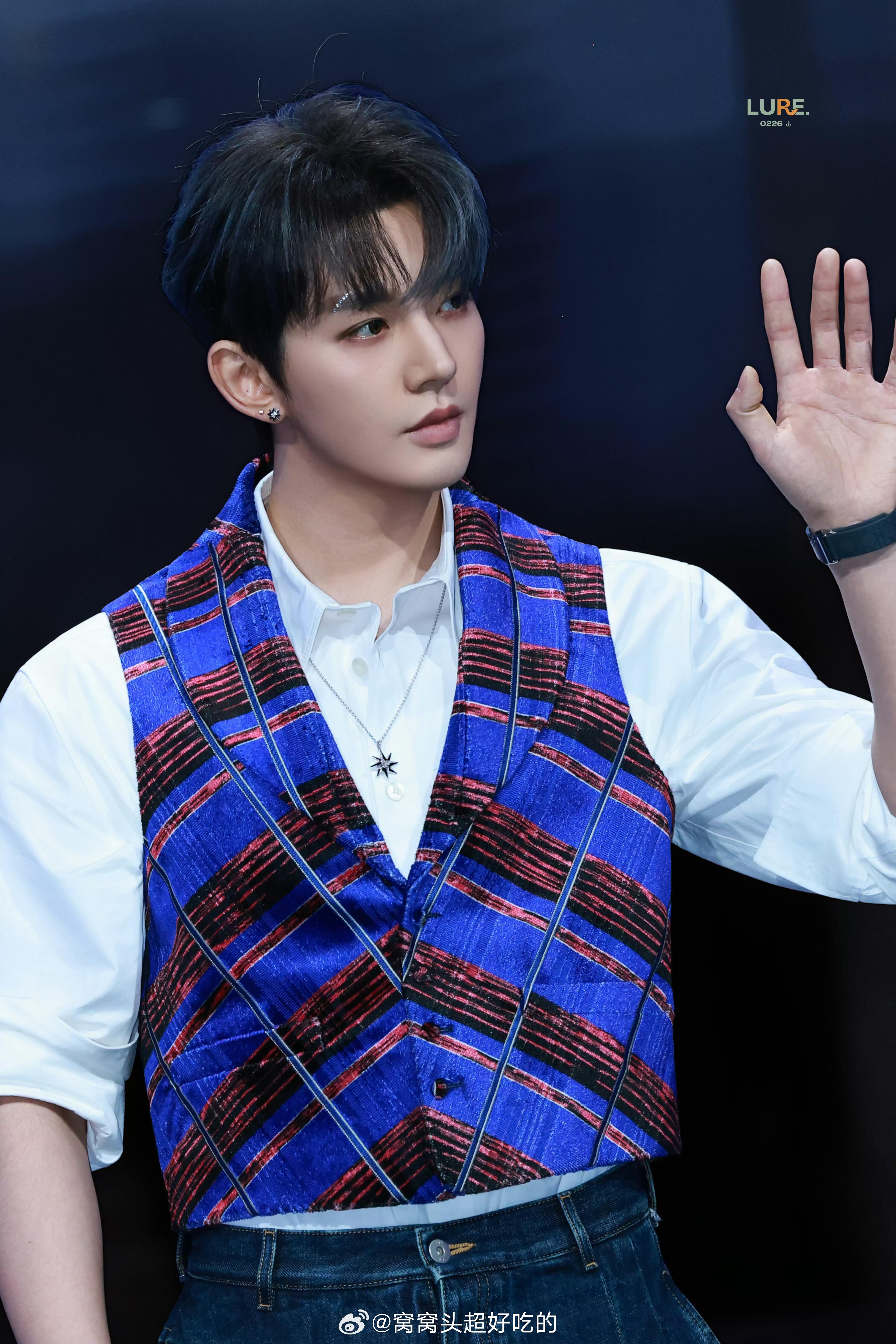 邓为今天真是好看的要命，宽肩窄腰大长腿。微博之夜红毯