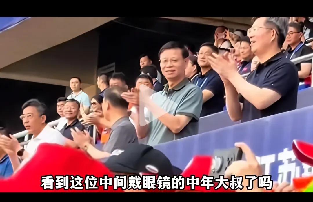 苏超的爆火离不开这位中年大叔，低调务实亲民可能是关注苏超的球迷，第一眼就能想到的