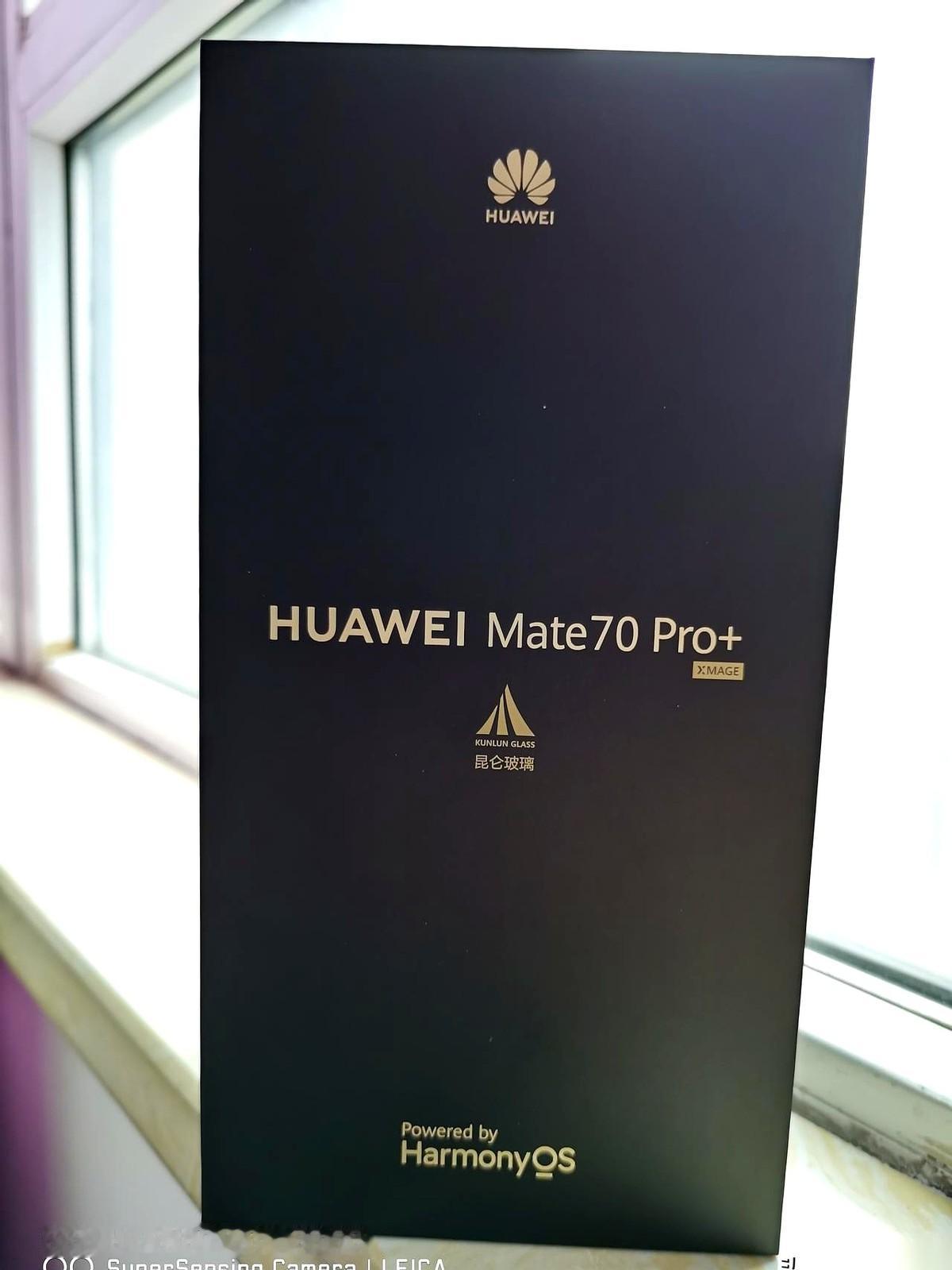 “服不服？早让你听我的，非得吃亏。”闺蜜把她的Mate70pro+往我桌前一放，