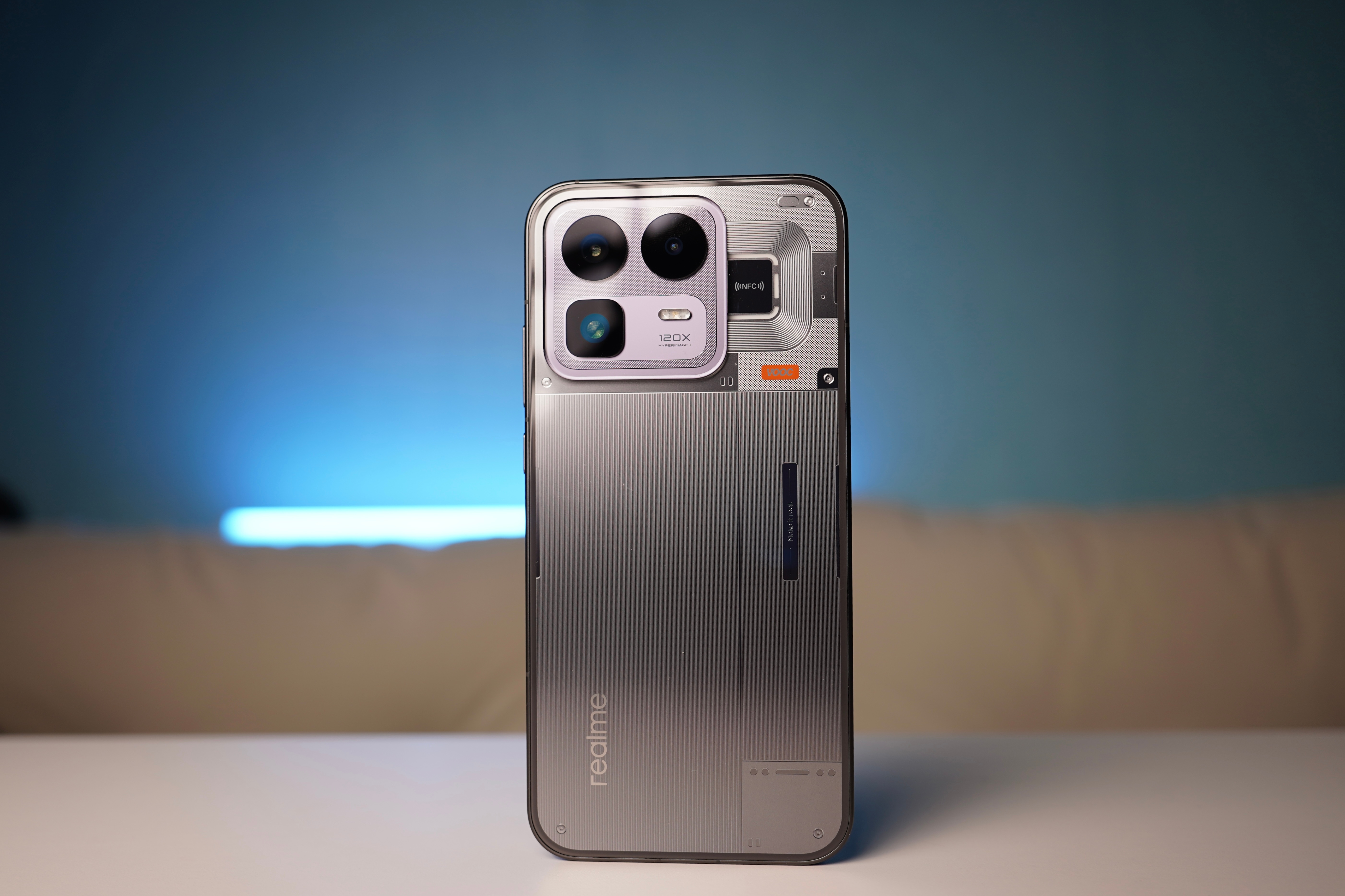 给大家看看真我Neo8真机实拍太酷了，和邀请函的RGE灯带鼠标垫呼应上了，怎么看