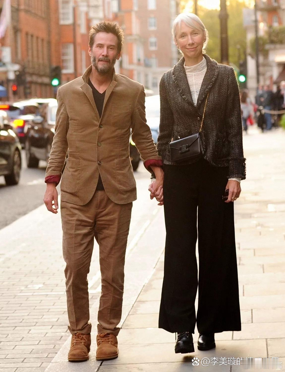 59岁的基努里维斯和小5岁女友压马路，依然又酷又帅。 ​​​