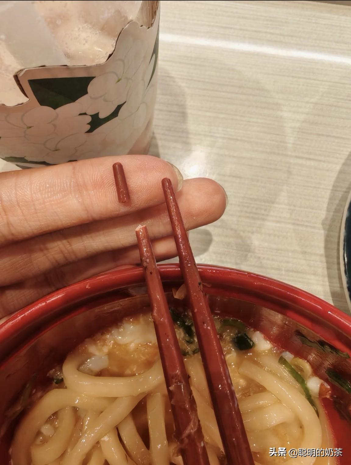 哎呦！我的牙呀一不小心把筷子咬断了！我都佩服我自己……