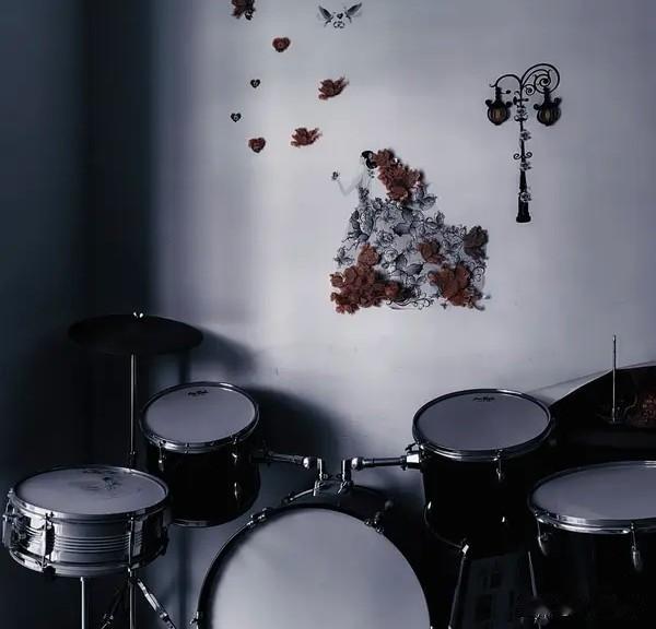 楼上那家孩子练架子鼓，每日鼓声咚咚，吵得我脑袋生疼。
我忍了两个月，终于上门去沟