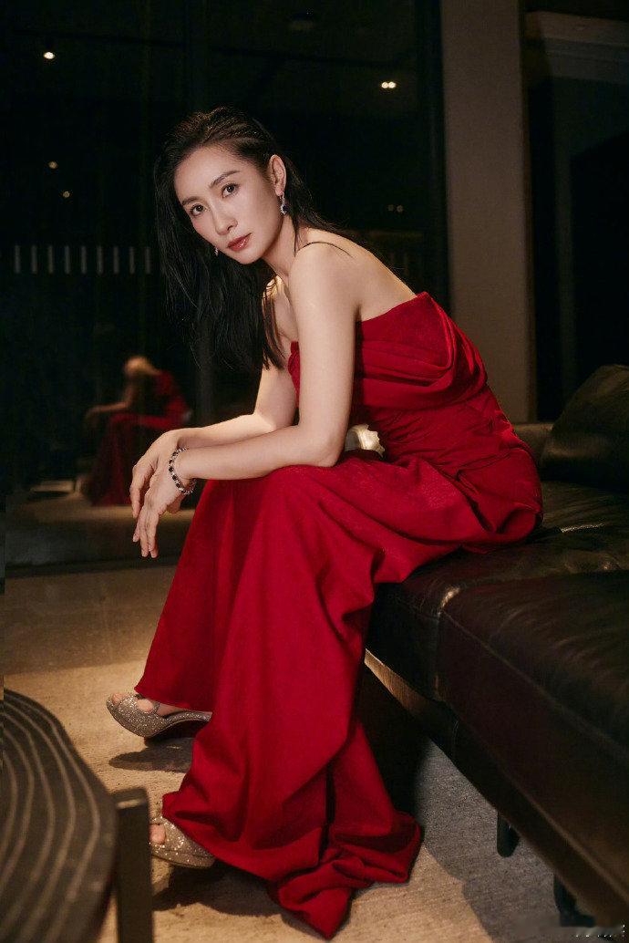 陶昕然出道20周年 陶昕然红裙照好飒，姐姐出道20周年快乐~陶昕然晒照庆祝出道2