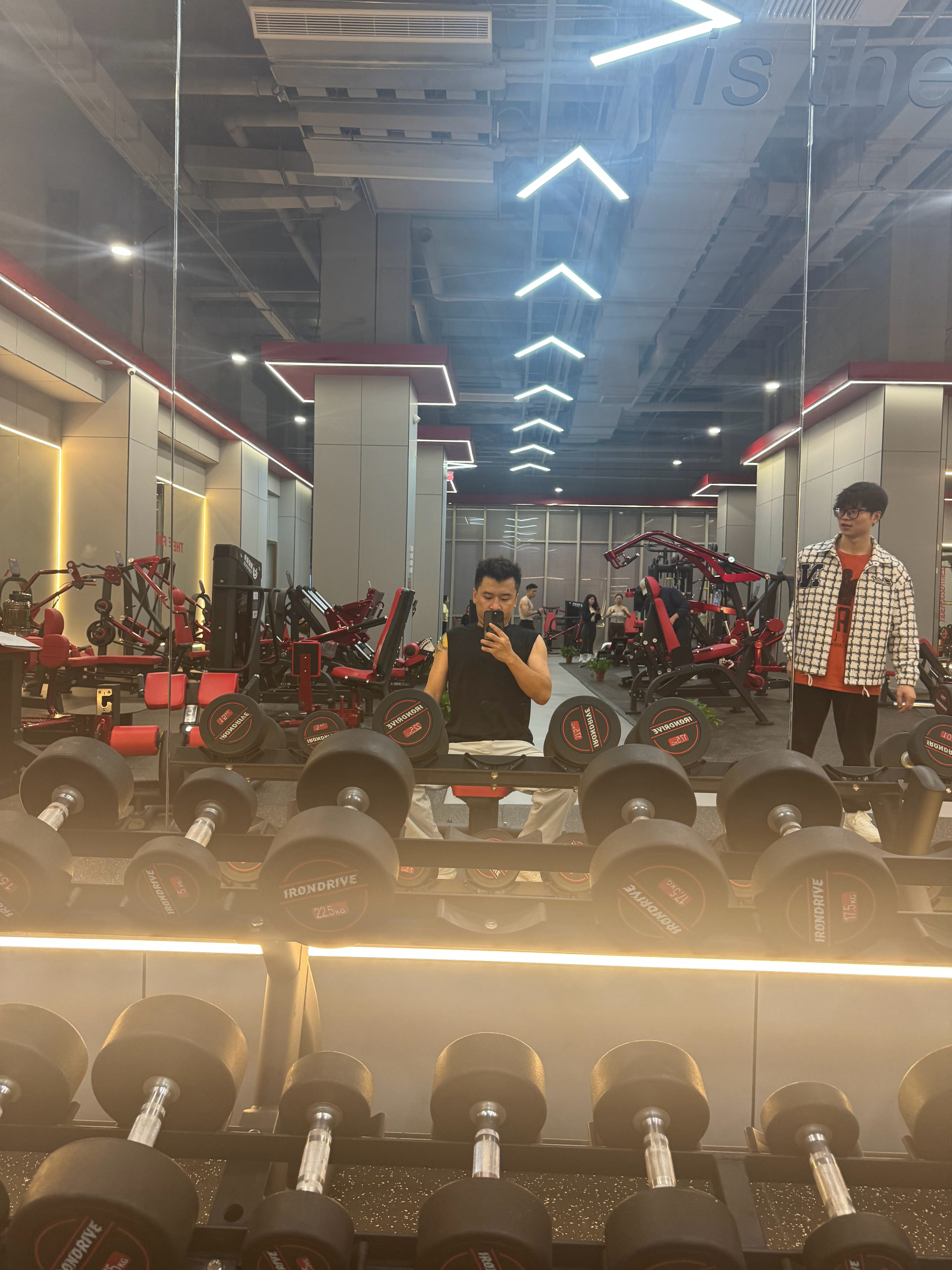 吃吃练练。今天练肩，现在大概是推肩17.5-20kg的弱鸡。 ​​​