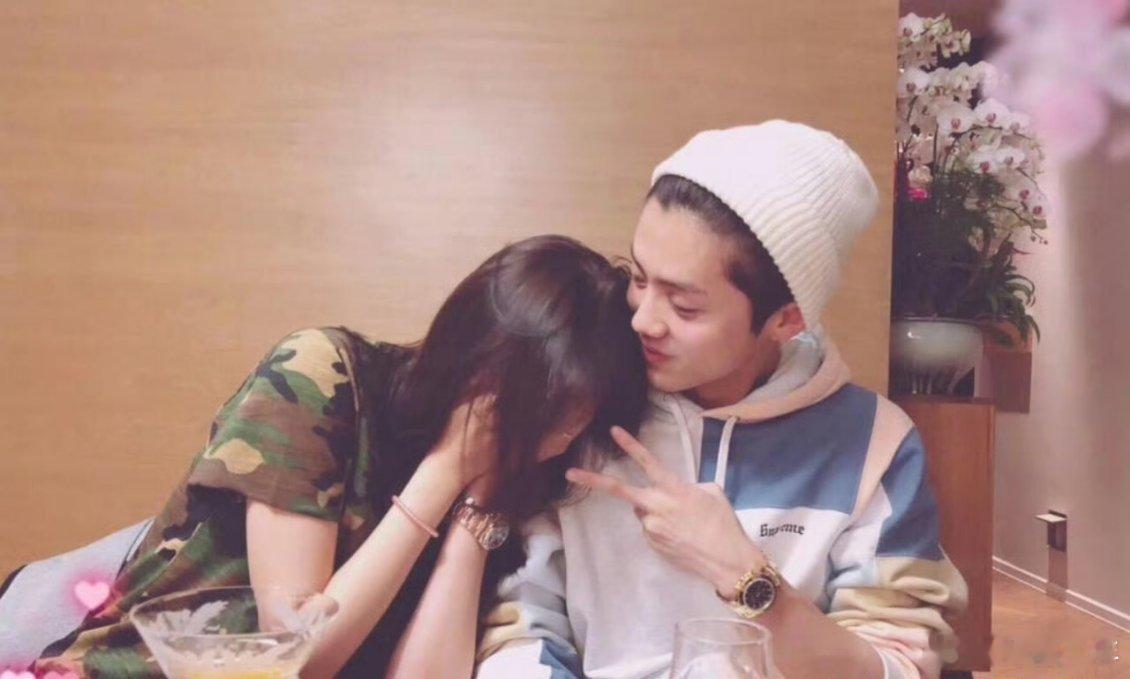 鹿晗关晓彤官宣时的年纪官宣时鹿晗27岁关晓彤19岁回顾两人官宣时刻，正值鹿晗事业