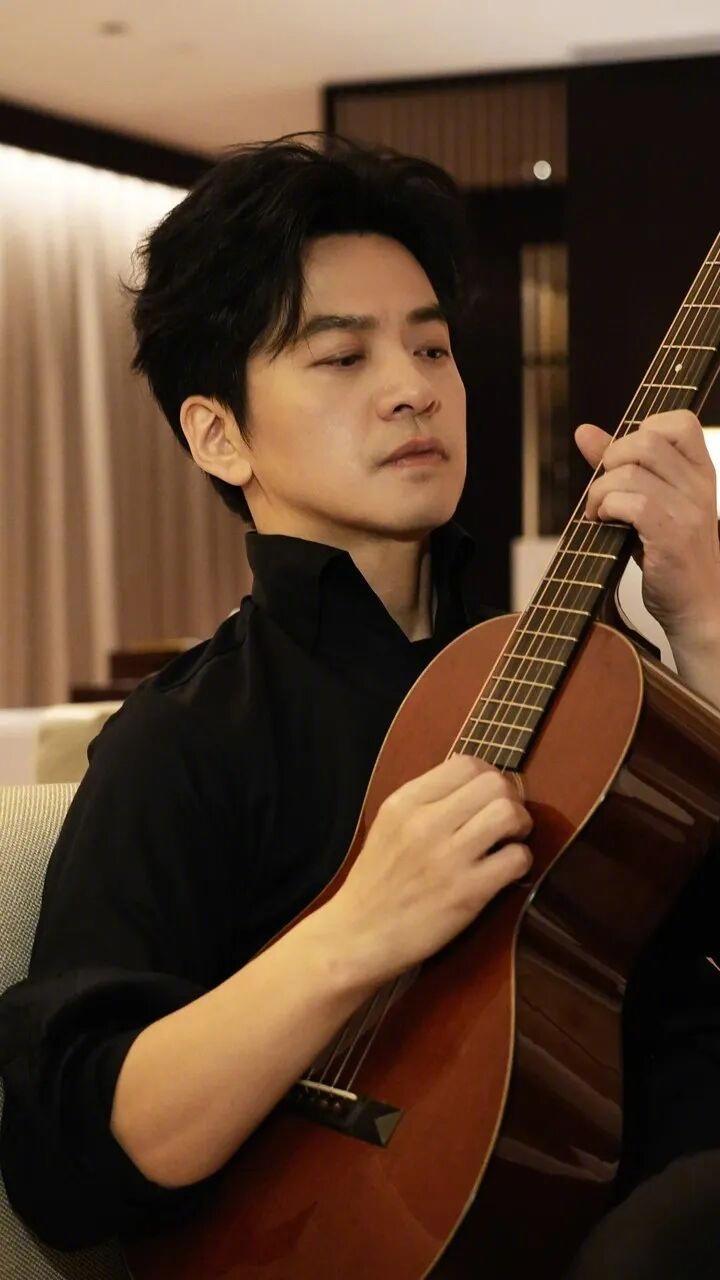 李健 春晚时隔13年，再等李健。从《风吹麦浪》的金色田园，到新歌《人间共鸣》的岁