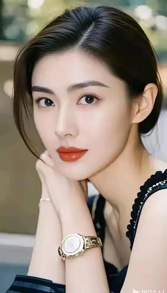 她清新脱俗，天生丽质，冰清玉洁，…

她太惊艳了…惊艳她的美貌