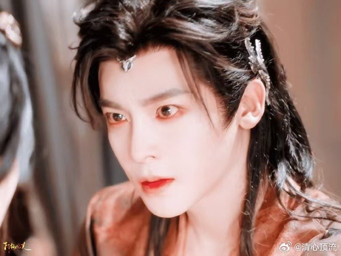 小说里眼尾猩红是侯明昊这样的《入青云》中的侯明昊，无疑是演艺界一颗冉冉升起的巨星