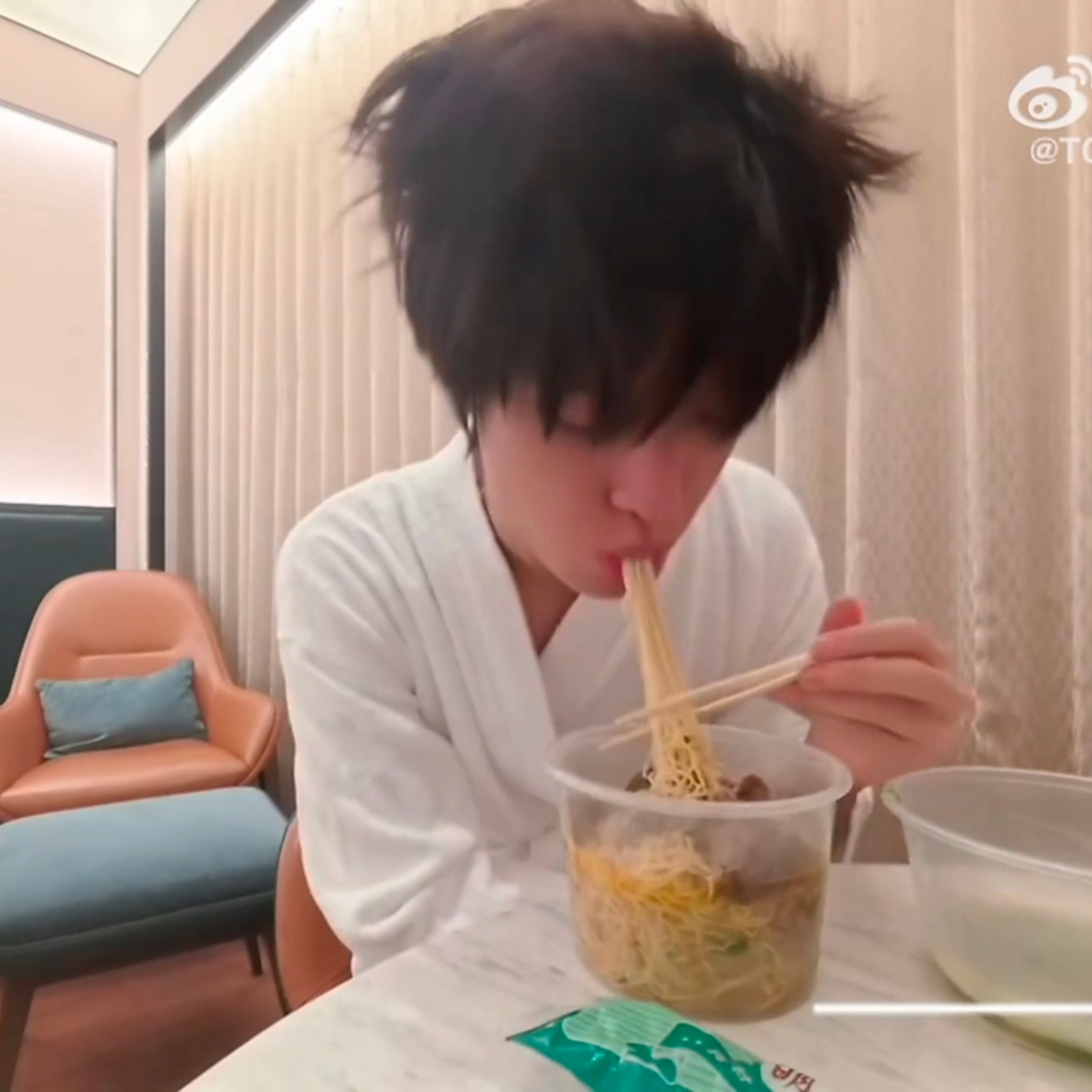 我真的看了亿遍…张泽禹吃面也太好玩了啊啊啊 
