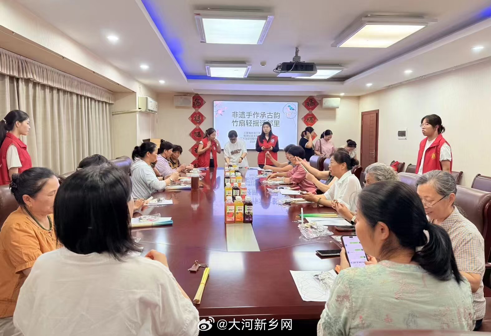【永“钚”言弃实践队三下乡：非遗竹扇传古韵 志愿服务聚民心】三下乡曲师大学子开展
