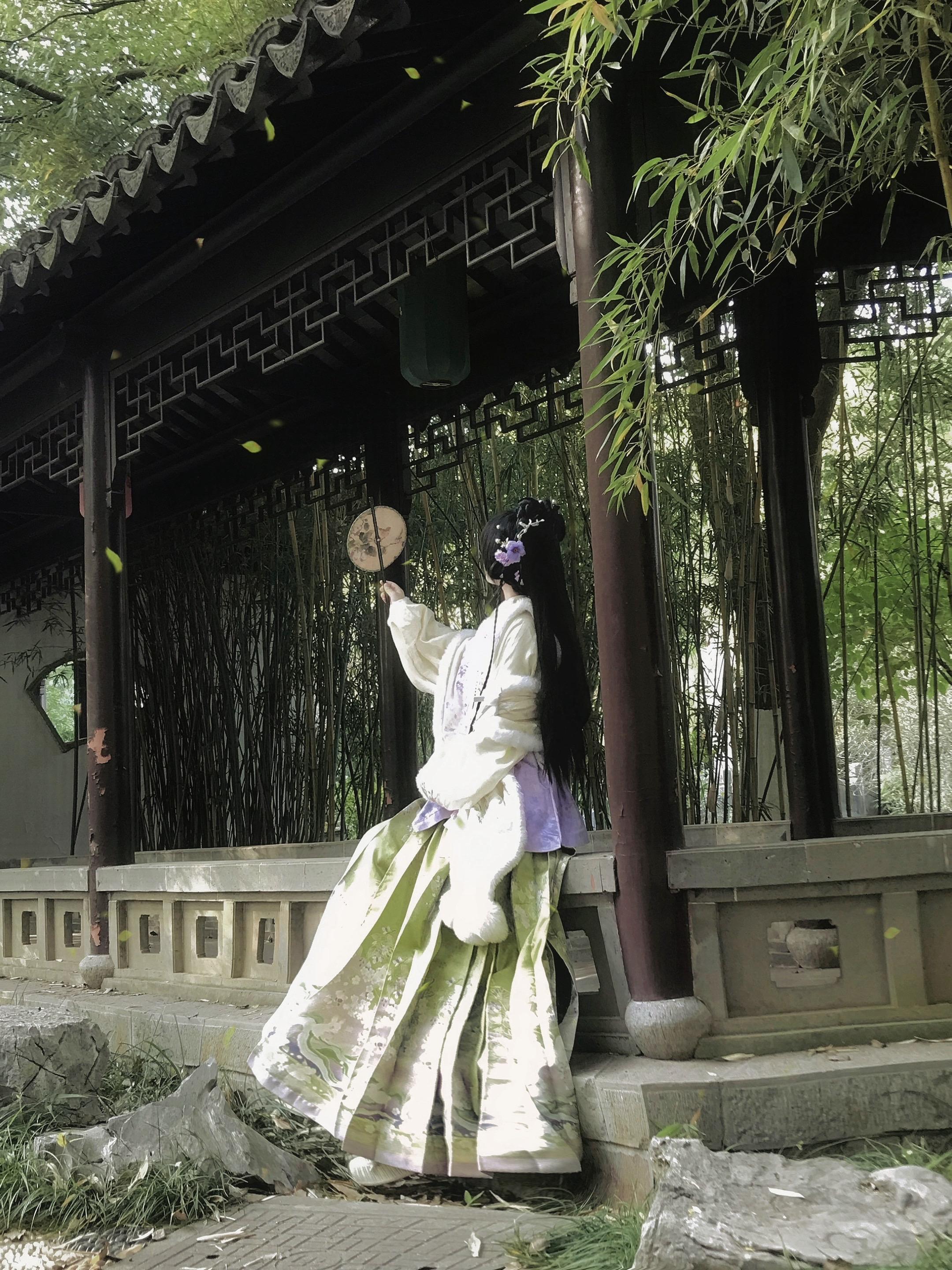 梨花怎带雨 请君多体会…