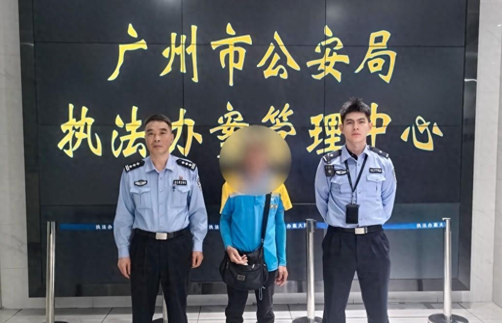 太离谱！广州海印桥一电动自行车骑手超车肇事，撞坏两车还撞伤路人，随后直接溜之大吉