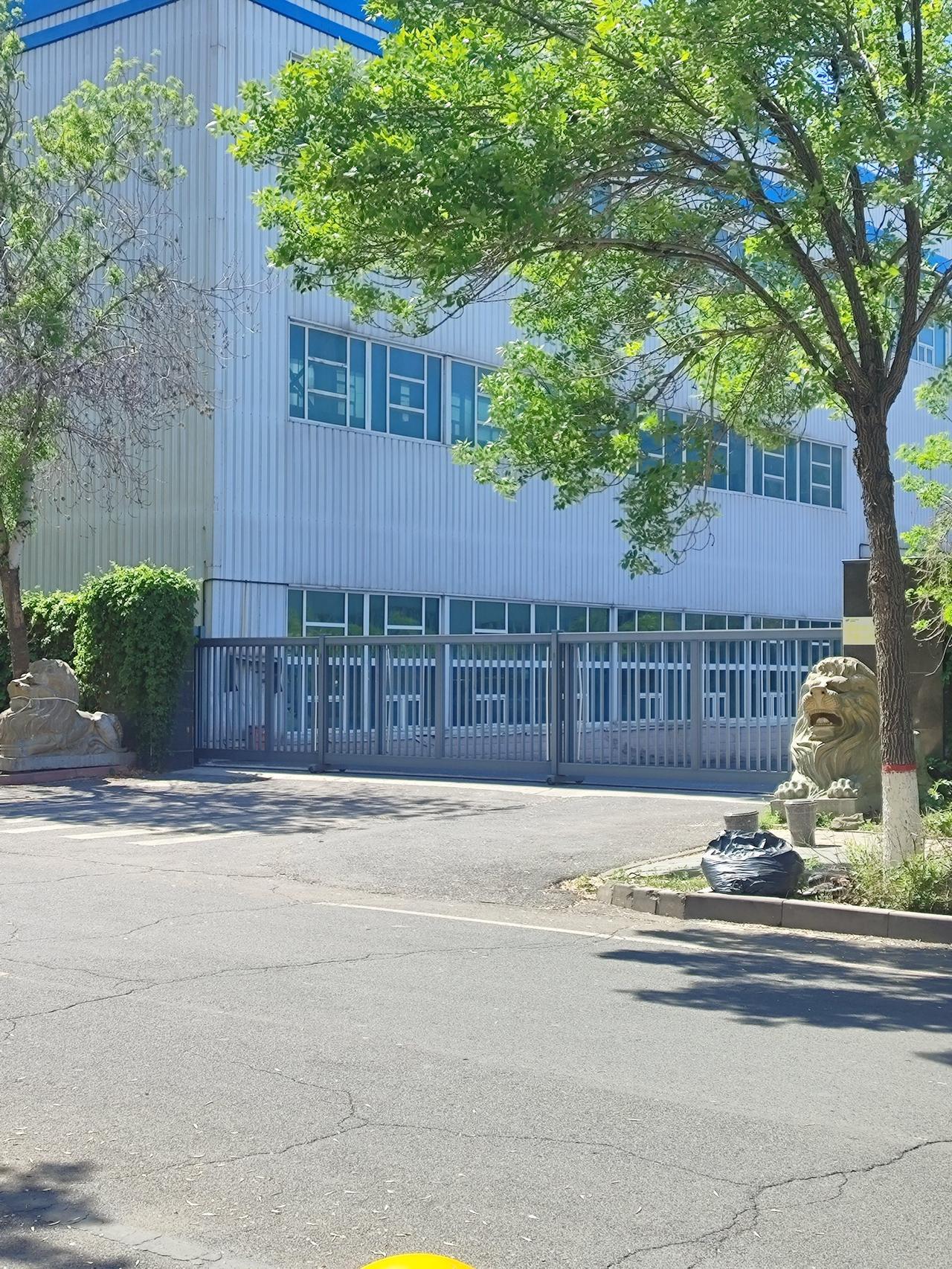 金风科技门口的石狮子被绳子套住了。晚上天黑了我给大家解套[灵光一闪][灵光一闪]