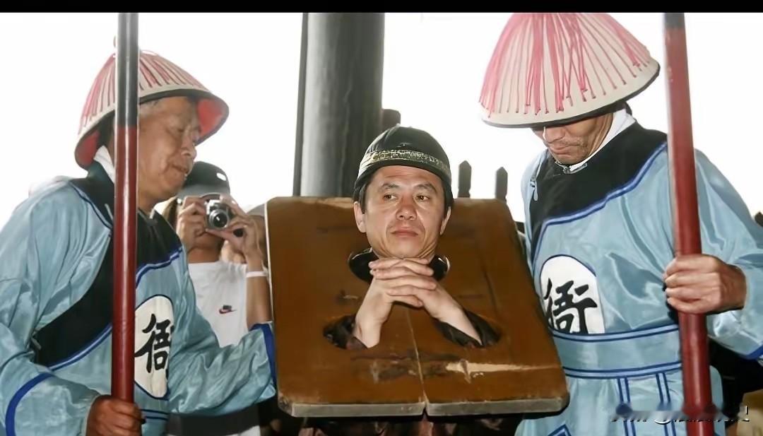 道光3年，县令吕锡龄故意歪曲被强奸的13岁女孩赵二姑是通奸，绝望的赵二姑当堂用剪