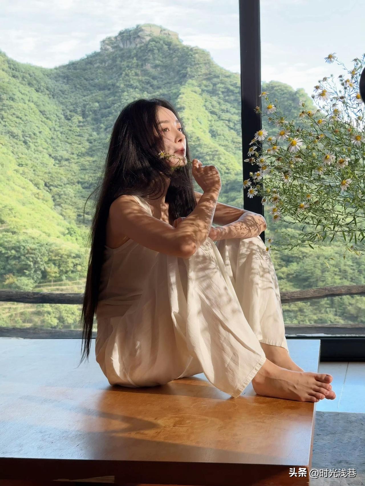 长发飘飘的杨幂，在风景如画的绿色山峦前，景美，人更美！杨幂