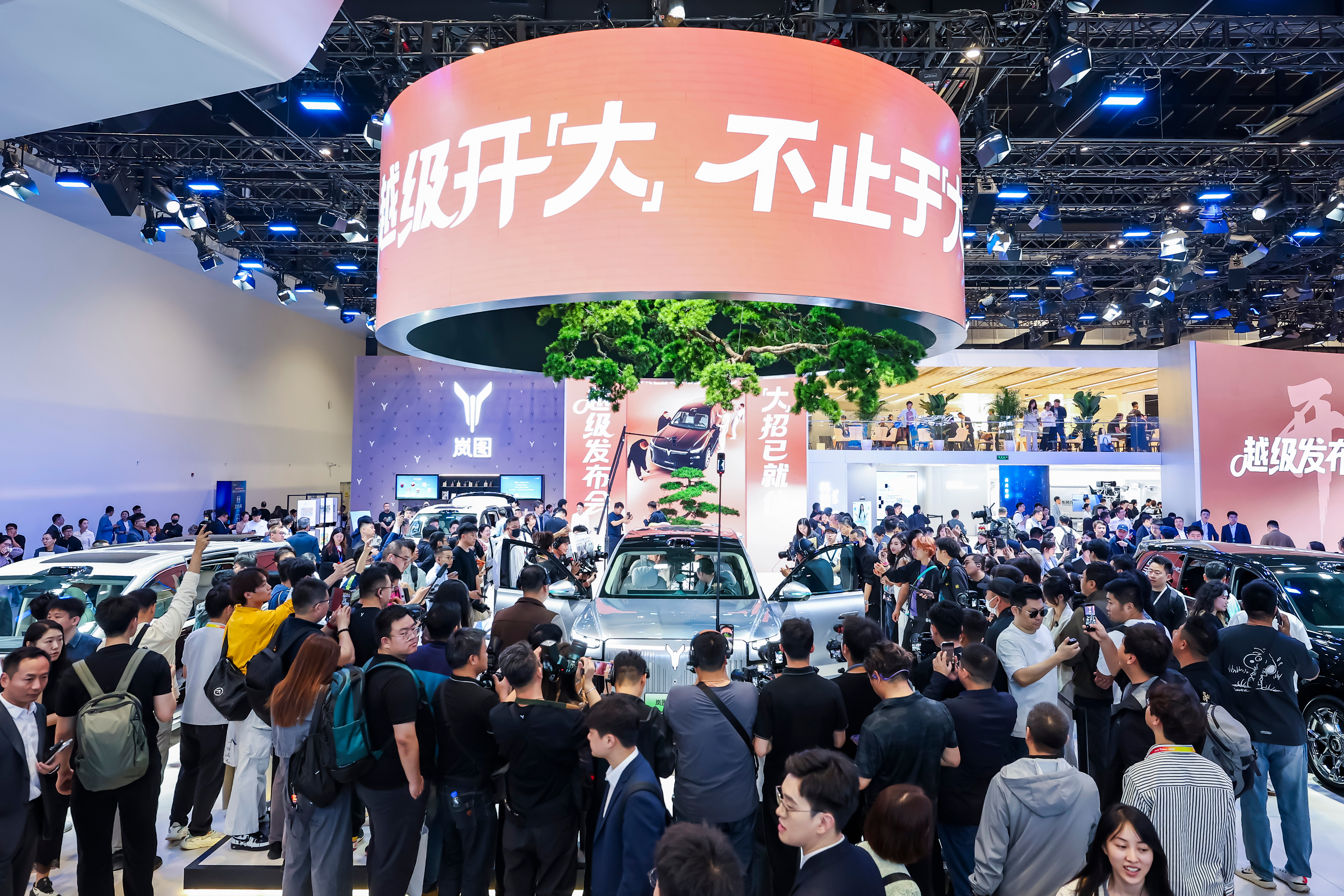 北京车展看了一圈，岚图这次真有点猛。“五座新王”泰山X8，20小时订单破2万，这