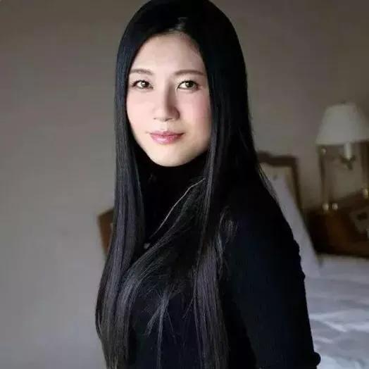 玉容寂寞泪阑干，梨花一枝春带雨。玉人倚花图 无花不春色 带雨诗句 古风梨花情 梨