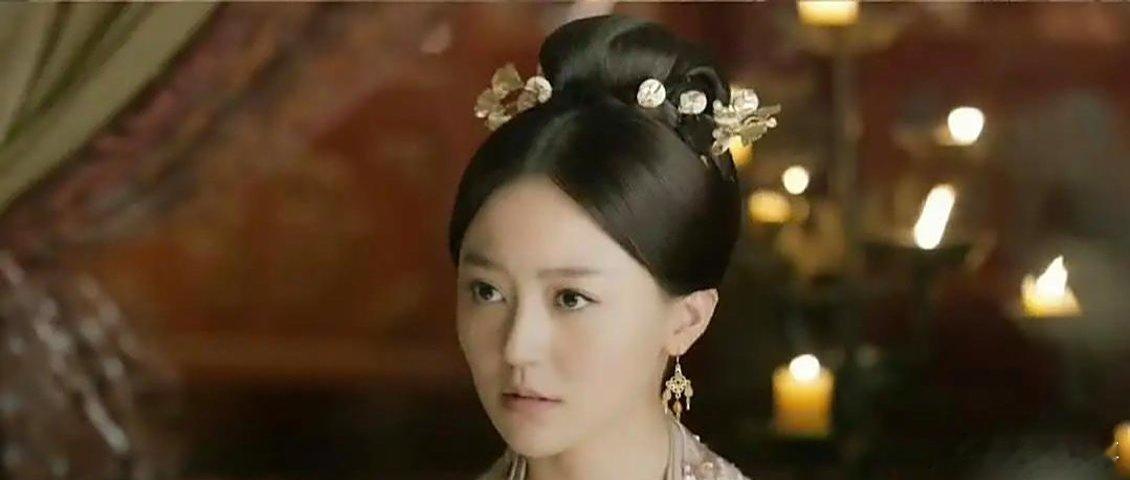 《三生三世十里桃花》里的素锦很坏，但真的很可怜，她最不该做的事就是爱上了夜华。说