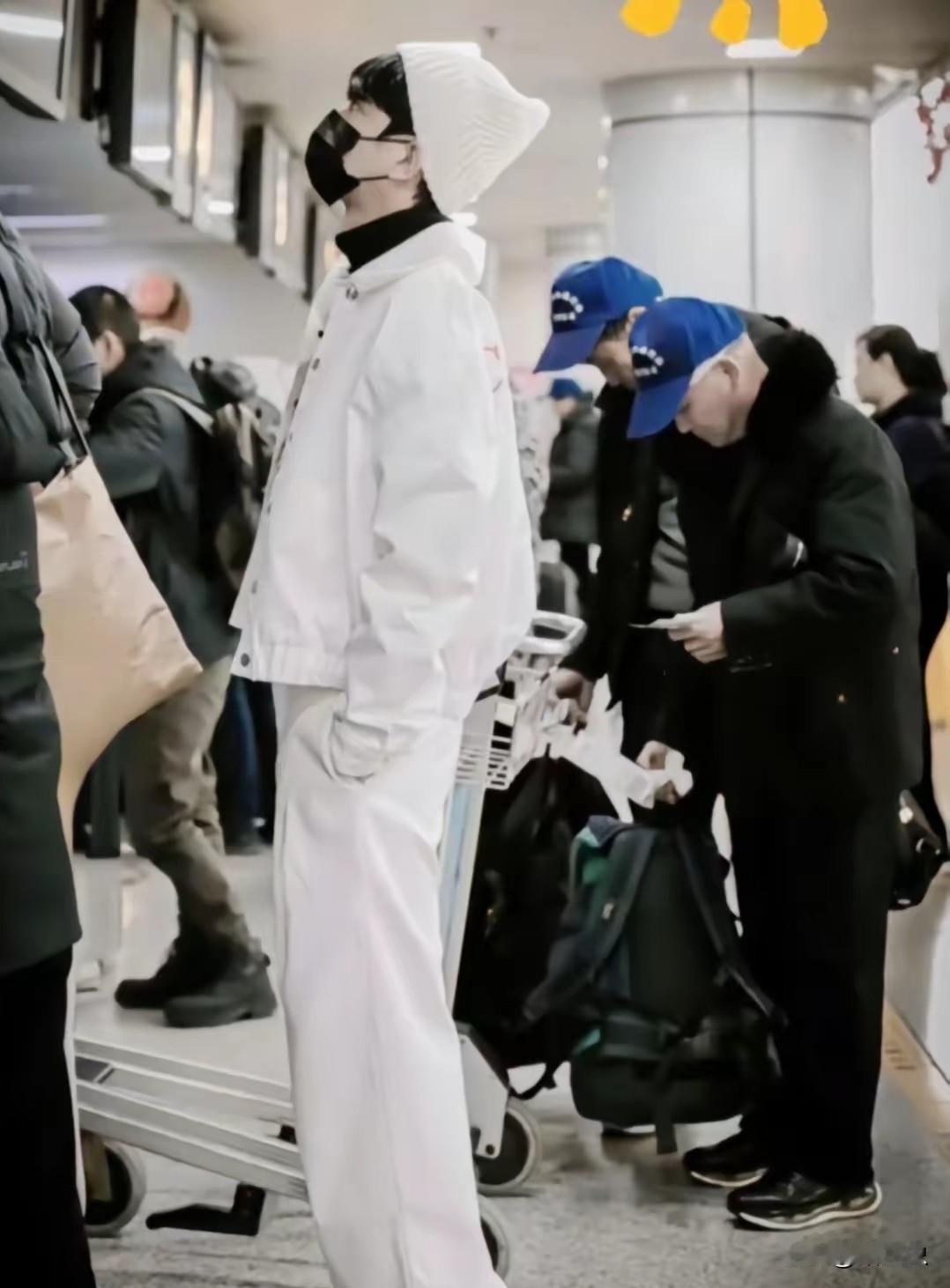 谁能拒绝穿工装的小于
这哪是简单的穿搭
分明是
把“松弛感”和“酷飒感”焊在了身