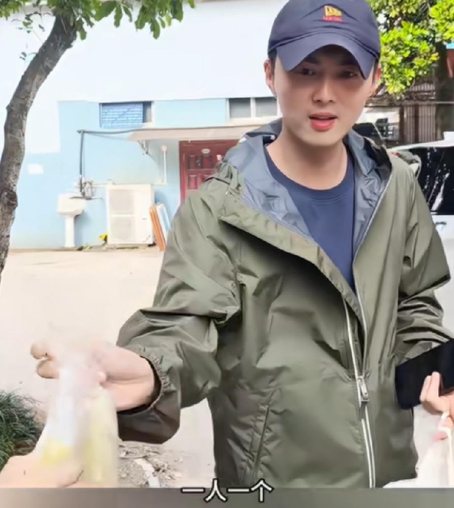 叶祖新给粉丝发熟玉米，是他爸爸亲手种的

这么接地气的演员真的很少见，还挺宠粉哈