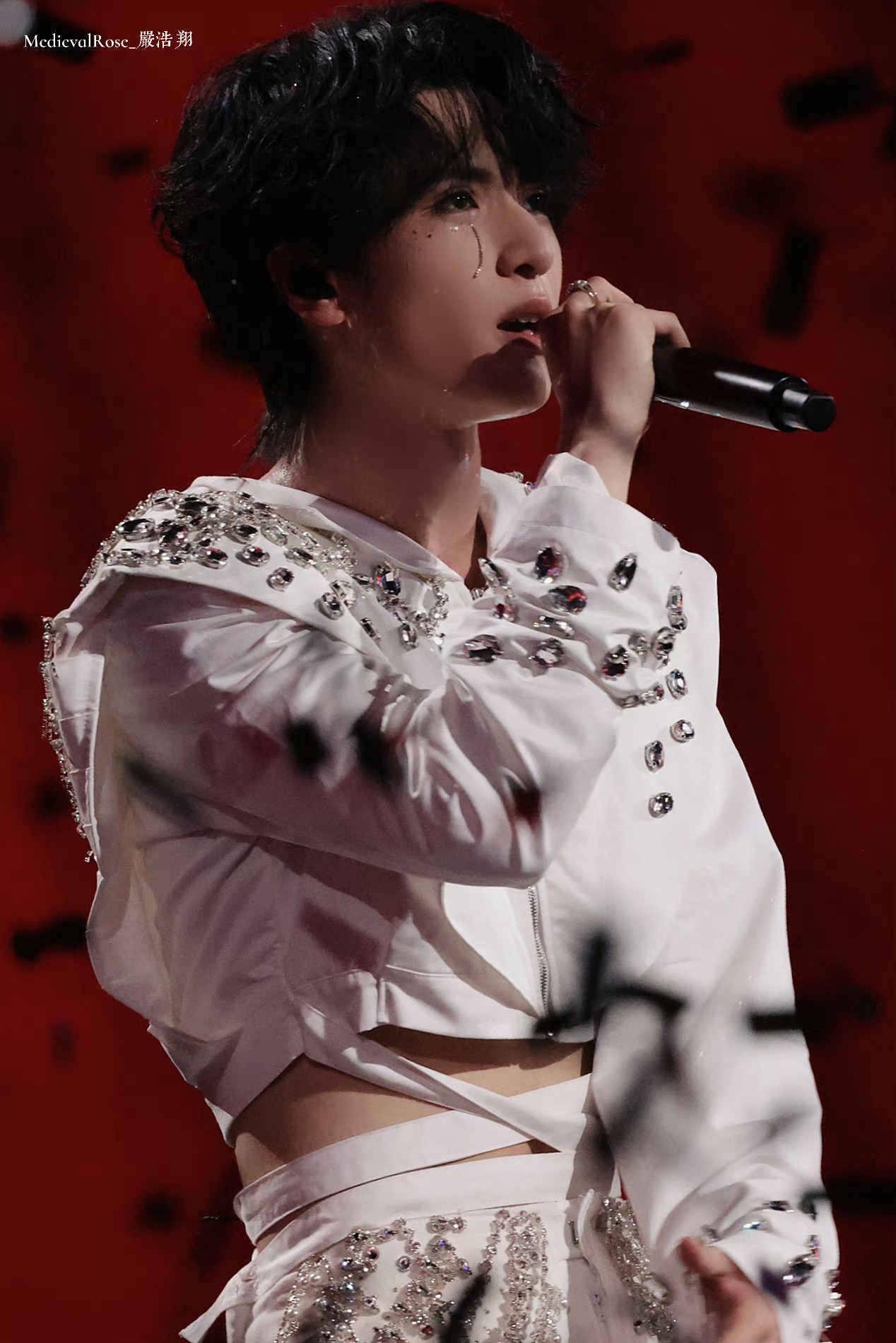 谁懂我。。。。三张图片看到三个不一样的严浩翔🙉 ​​​