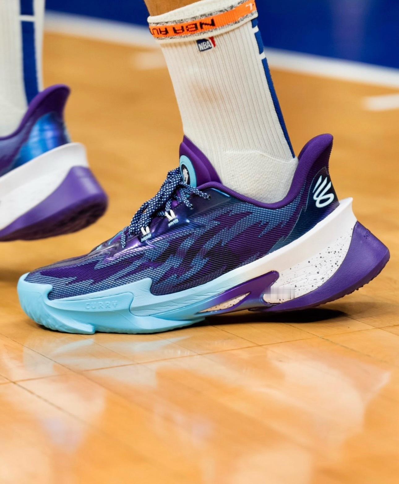 睡醒的朋友们 新的一年快乐勇士赢下了2025年的最后一场比赛库里则在比赛上脚Cu