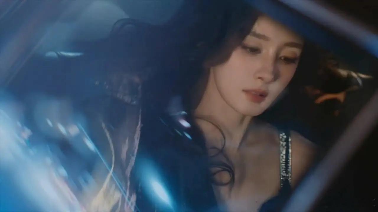 杨幂的2025维秘秀宣传视频，看上去状态比线下见面会还有剧中都好很多，毕竟这种商