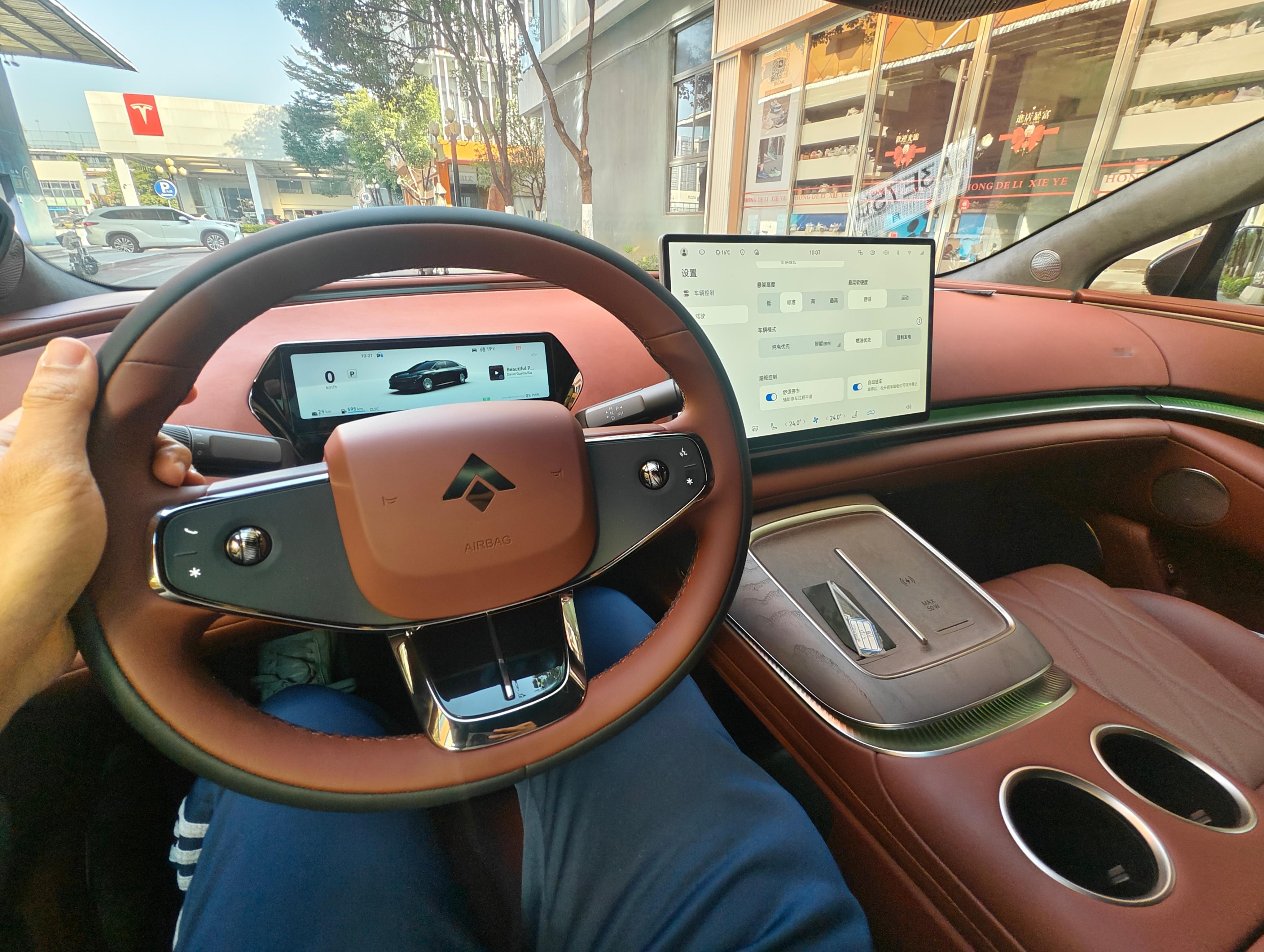 最新的昊铂A800，教授开上了车子内饰啥的，之前在车展已经给大家展示过了，这边就