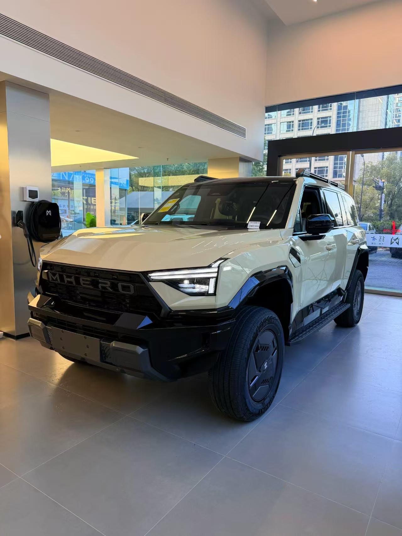 开这车出门感觉啥路都能走，底盘超高带三把锁，面对泥地陡坡心里特有底，硬核玩家的终