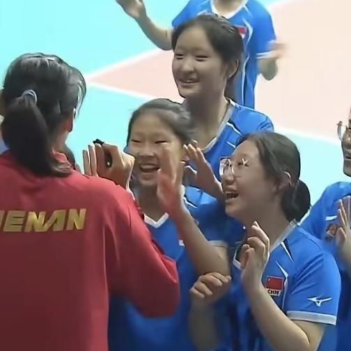 朱婷指导正式上线啦！这临场指导的范儿，一看就跟郎平教练学了真东西！
 
她跟小队