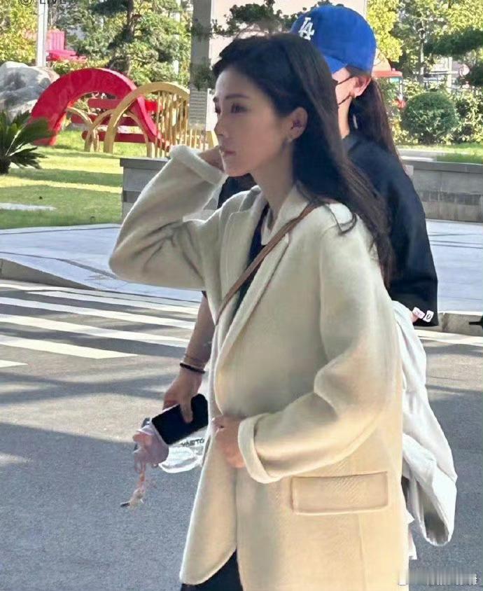 白鹿素颜怎么长这样我都没认出来白鹿白裙蘑菇头 ​​​