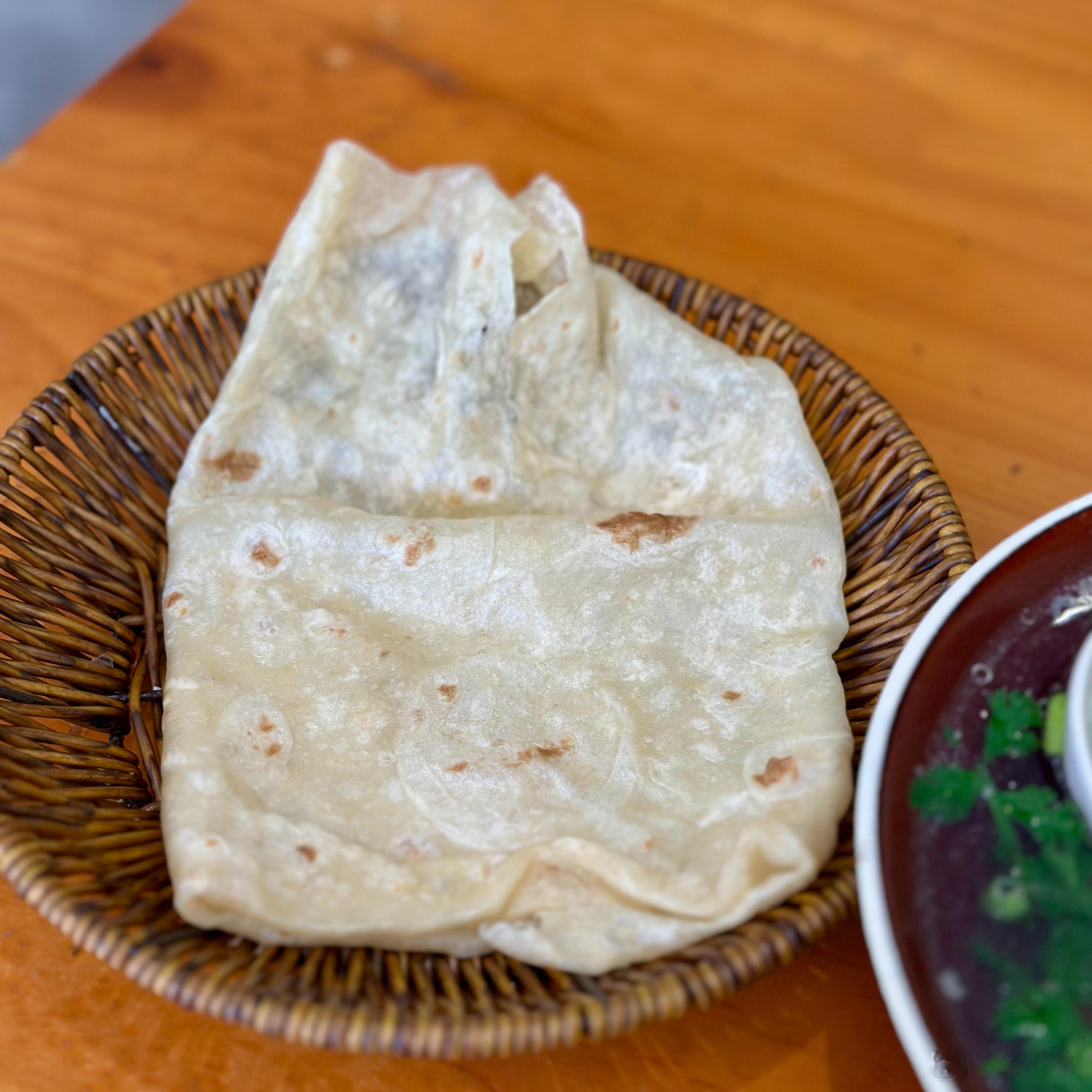 今天是我第一次吃驴肉！（原来驴肉火烧吃到的不算，鬼知道是什么肉）吃起来口感像牛肉