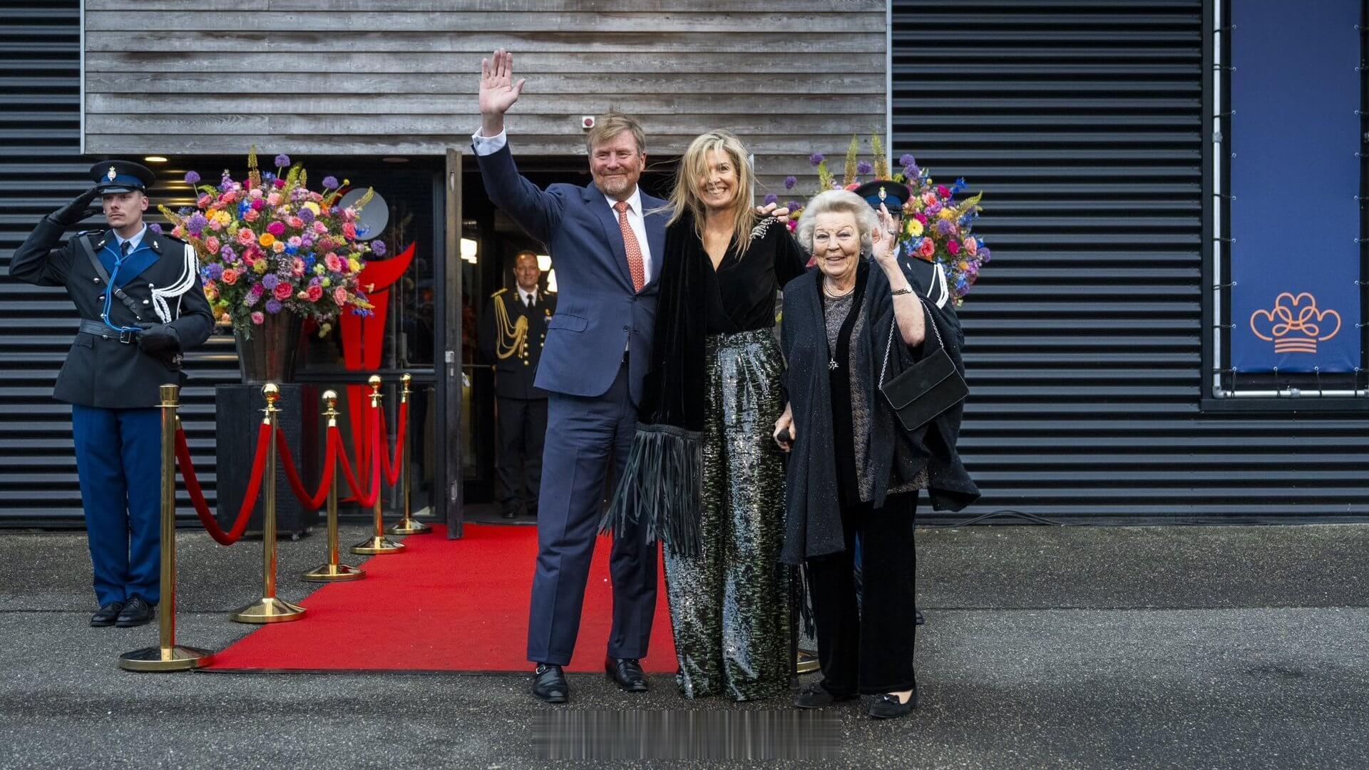 4.20 荷兰国王威廉-亚历山大、玛克西玛王后和前女王碧翠丝欣赏国王节音乐会，玛