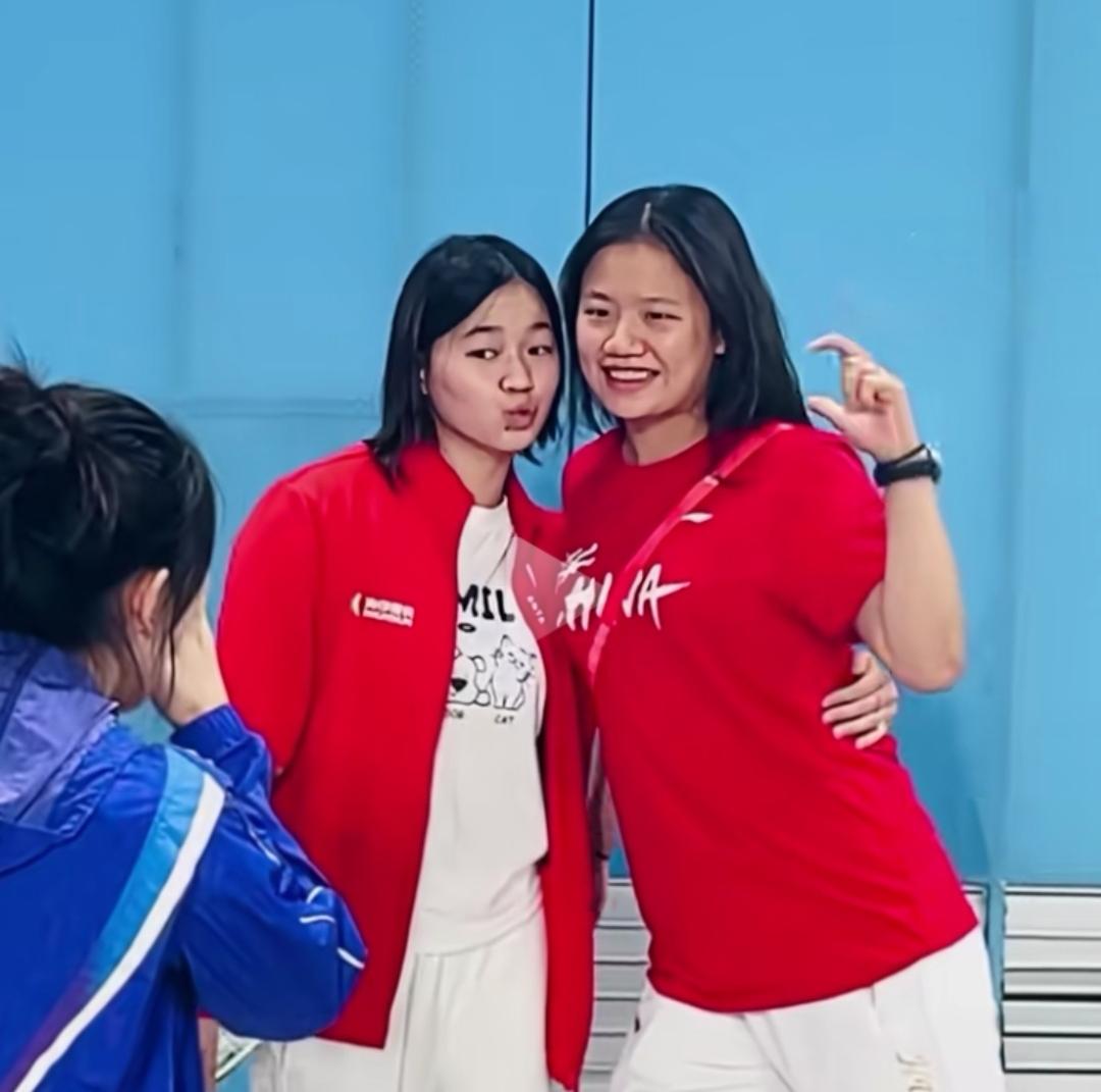看到全红婵和湖北队队员合影的照片，我直接被甜到晕头转向了！在湖北队里，全红婵妥妥