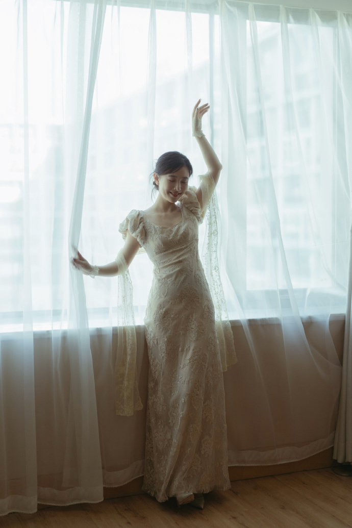 吴倩如沐春风的那种美   天哪，真的是太喜欢吴倩如沐春风的那种美，白色的裙子加上