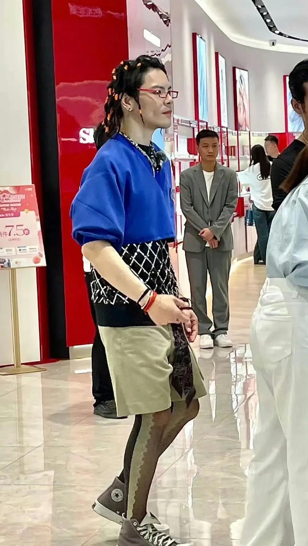 向左是不是准备在女装大佬这条路上狂奔起来？且不论观感如何，就他这种能放下一切的决