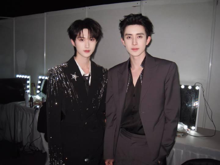 啊？敖瑞鹏晒了和黄朔的合影