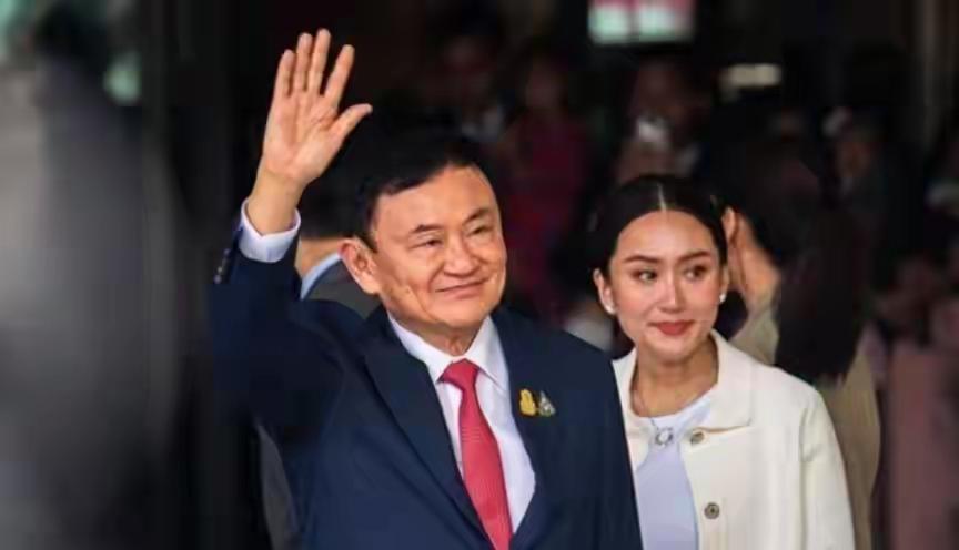 他信这次绝对像一条汉子，西那瓦家族翻盘机会大增！

就在他信坐上自己的专机，飞向