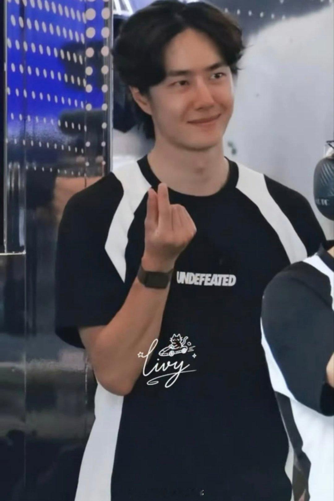 看到王一博比心了👀❤️ ​​​