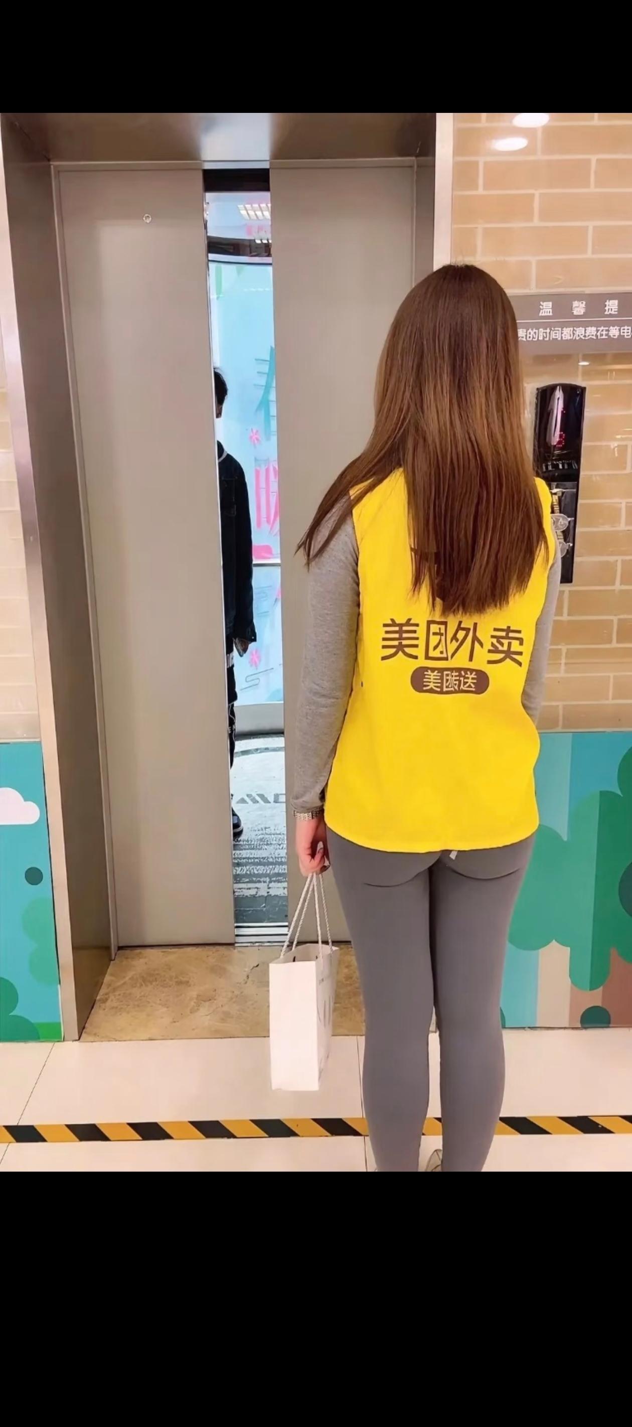 绝对不会。生活不易能帮人就帮一把，能扶人就扶一下，老人们常说帮人就是帮自己。
有