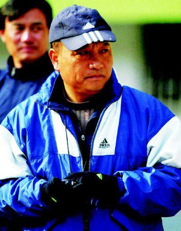 殷铁生：自1994年接手球队以来，带着这帮本土球员拼了两个赛季，先后拿到甲A联赛