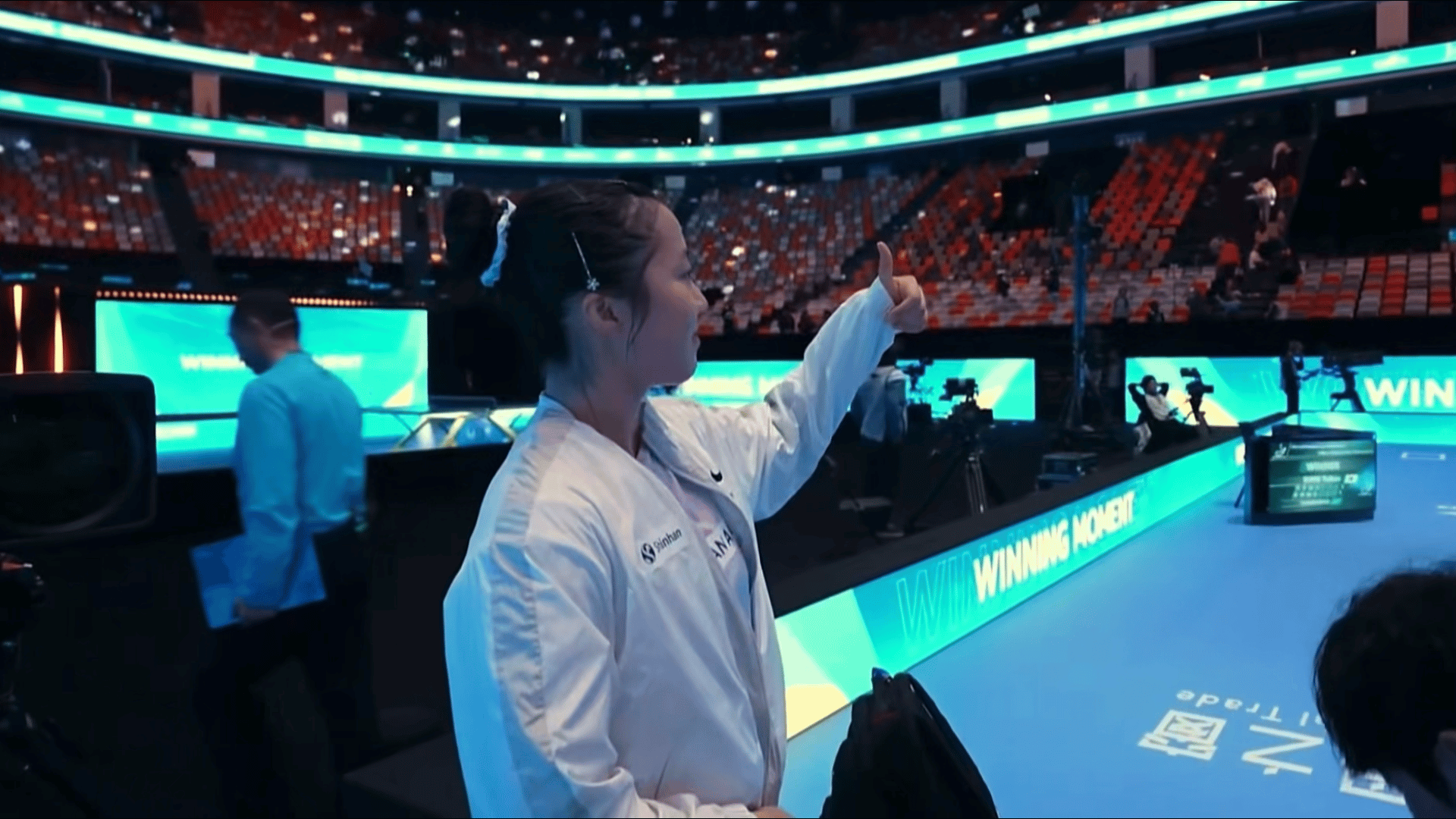 申裕斌下班👋跟球迷、跟镜头打招呼 