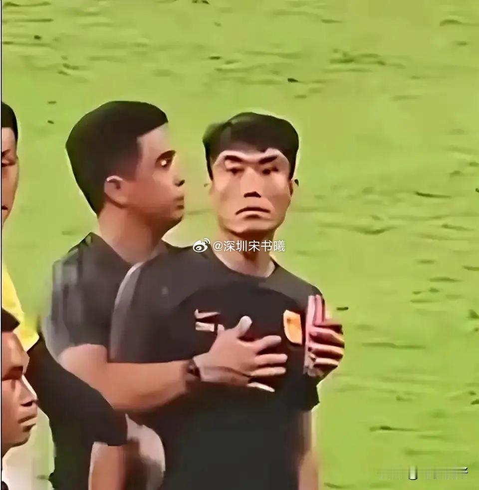 中国足球确实特别烂，所以观众发声，而郑智怒瞪观众，说实话，不行就不行，没有什么不