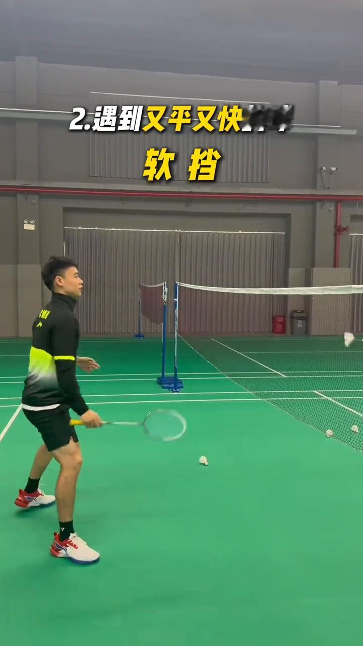 ·1.遇到较高的机会球，用点杀。手肘抬高，小臂内旋，手腕闪动发力，球迅速钉地板。