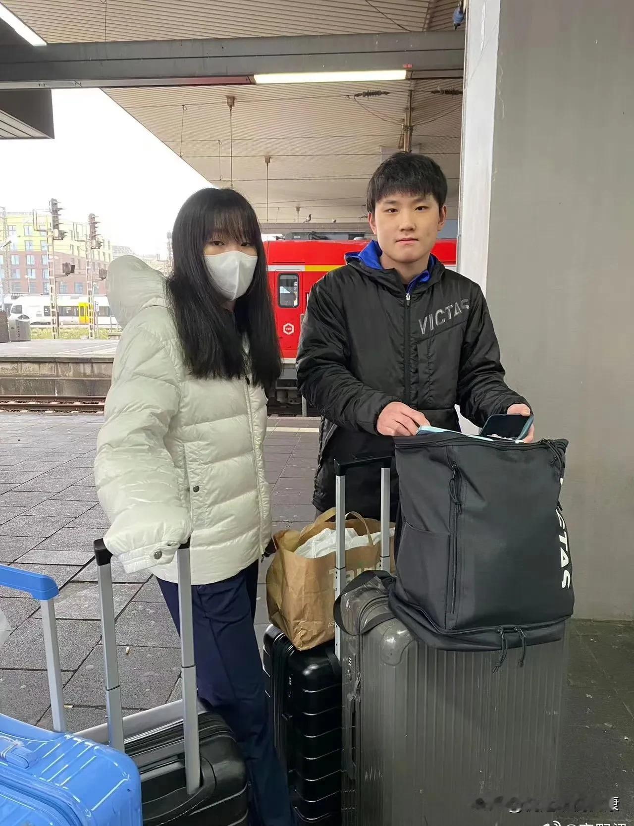 有一说一，张本宇能有一对这么优秀的儿女，一定非常自豪！两兄妹出门打比赛都带着作业