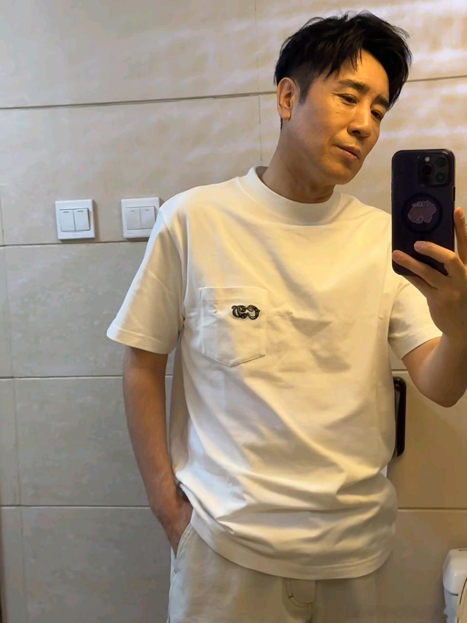 彭昱畅把李乃文认成于和伟哈哈哈哈哈 人中是彭昱畅的识别密码，可惜这次解错了码。他