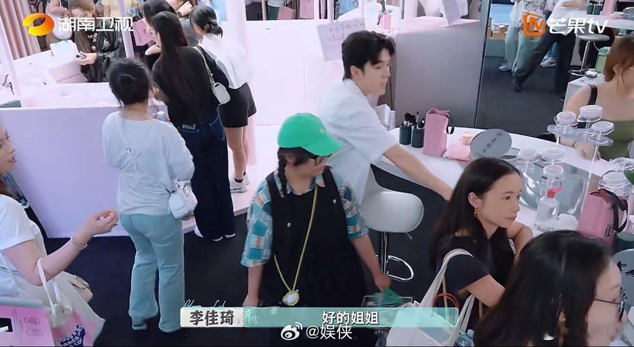 颜安掌控催场时间的神颜安超强控场能力巴黎合伙人 颜安凭借超强能力，临近清场用诙谐