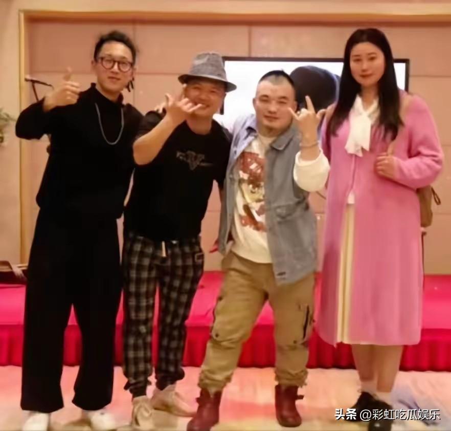 这就是于娜的已故男友范德亮，他比于娜小12岁是个摇滚歌手，因为急性肺炎并且得了罕
