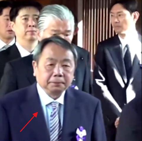 4月22日，日本126名国会议员组团前往靖国神社集体“拜鬼”的同一天，人群里一个